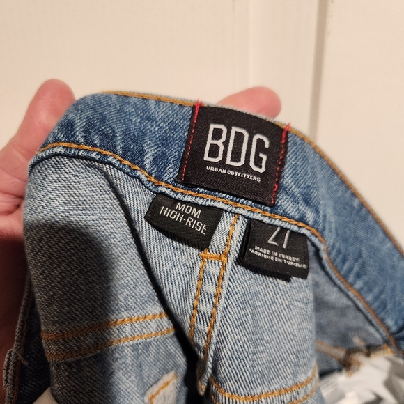 BDG Mom High Rise Distressed Straight 90s Jeans Size 27 - Picture 4 of 8